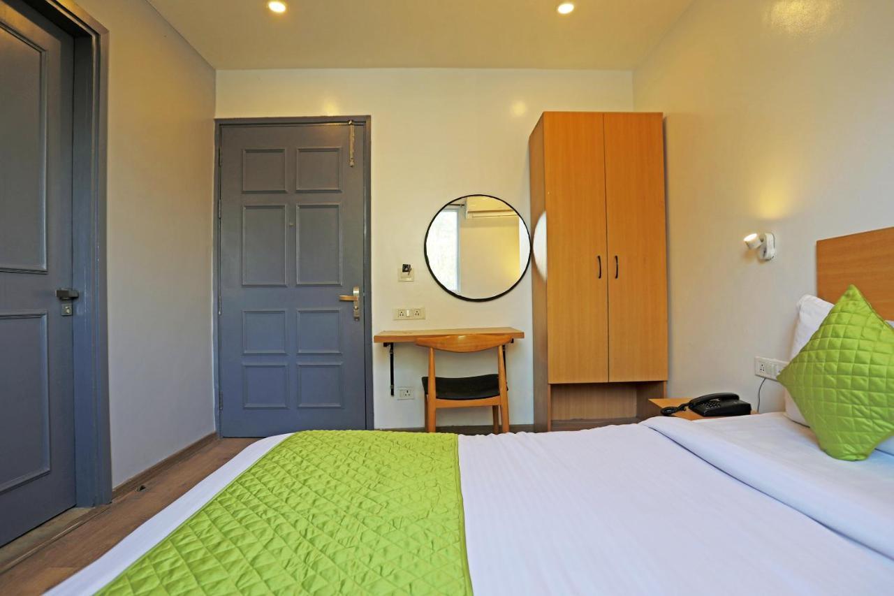 Hotel Yellow Chilli Britannia Chowk- Couple Friendly Local Id Accepted New Delhi Exterior photo